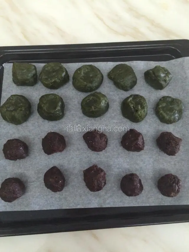 将蒸熟的粉团分成十个小剂子，每个重四十五克，豆沙馅也分十个，每个二十克。
