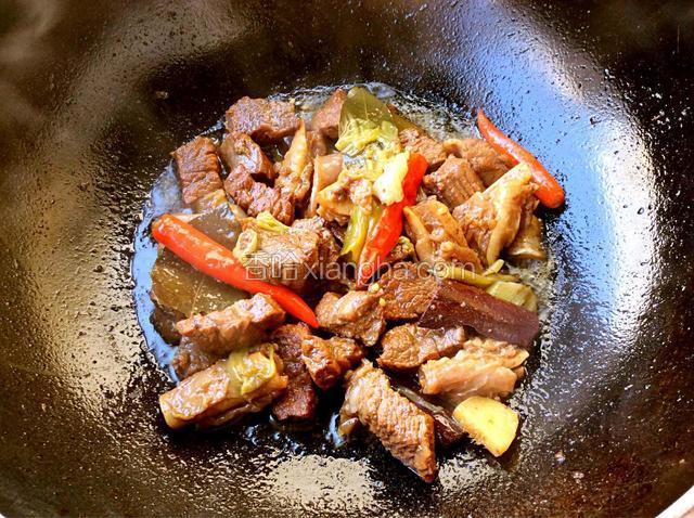 焖好的牛肉加盐、鸡精翻炒入味即可