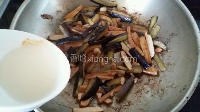 茄子炒好以后勾入薄芡。