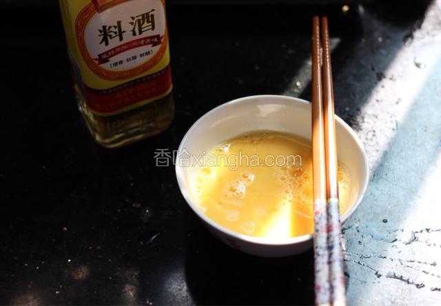 鸡蛋加少许盐，料酒，水，搅拌均匀，备用