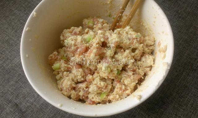 搅拌均匀成豆腐肉末饼馅料