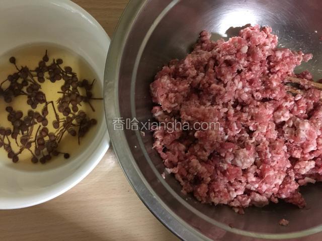 新鲜羊肉馅400克左右，用筷子搅拌散开，分次每次少量倒入花椒水，朝着一个方向搅拌肉馅。