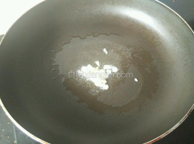 油锅烧热，下蒜末爆香。