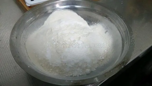 面粉，盐，糖放在一个容器里