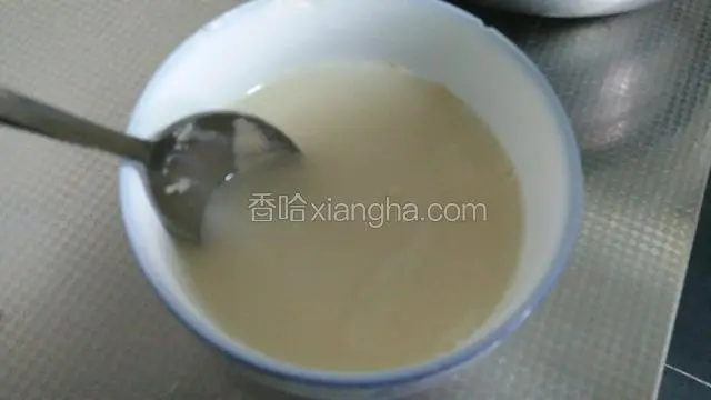温水加酵母，融化