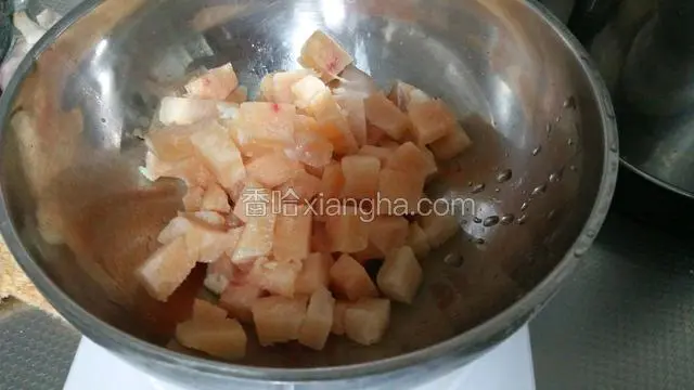 鸡肉切小丁
