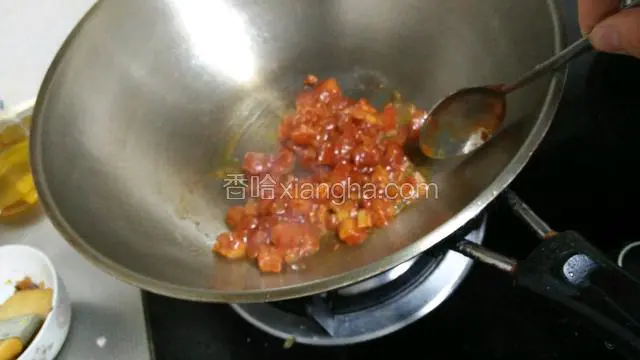 热锅下油，加鸡肉丁，炒熟取出备用