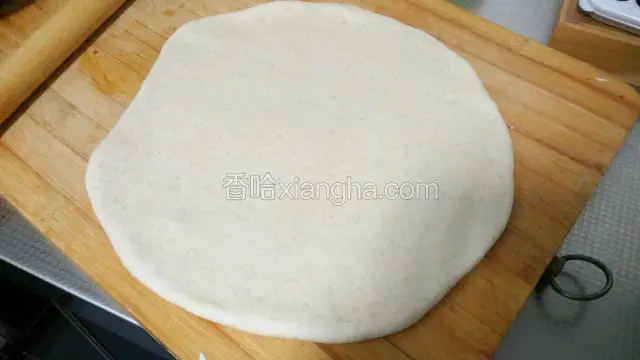 取出排气，擀成面片，中间用叉子扎很多小眼