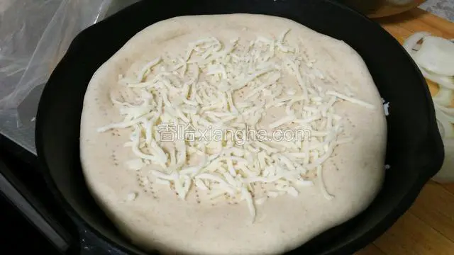 取出，撒上马苏里拉