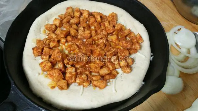 再撒满炒好的肉丁