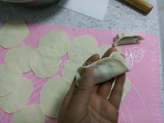 按照平日包饺子手法包，先捏中间后捏两边。