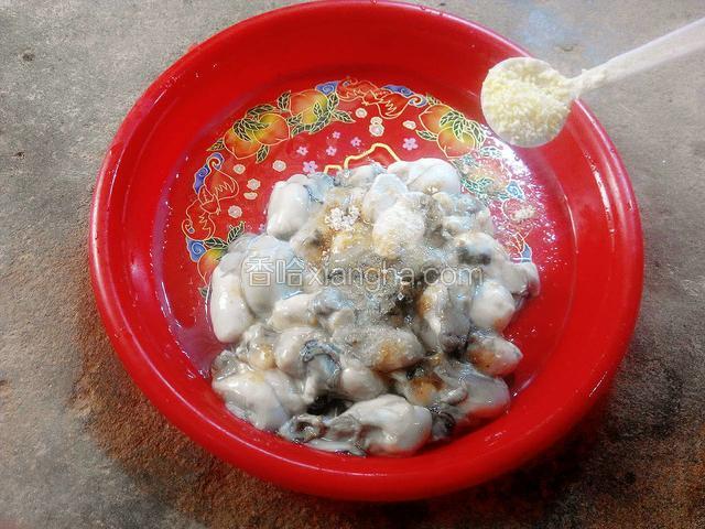 牡蛎洗净沥干水分后加入所有的调味料，翻拌均匀