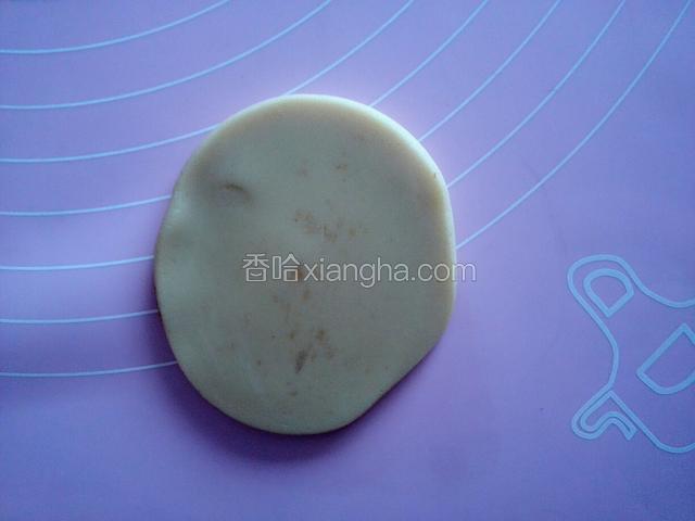 桃山皮用擀面杖擀成饺子皮状