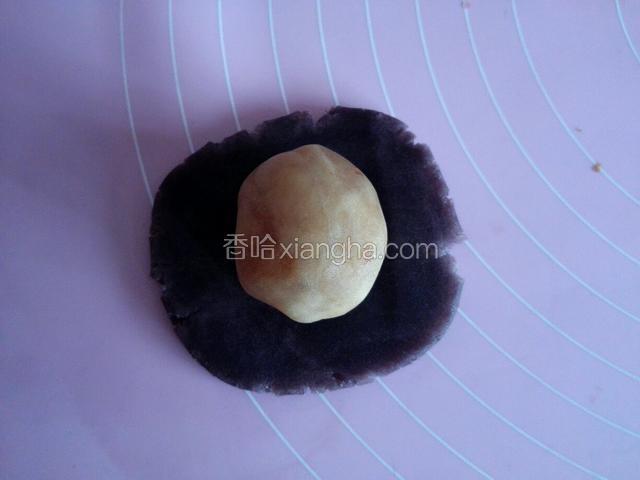 将馅料放在皮上