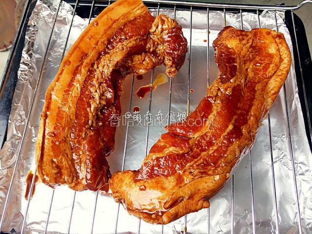 腌好的肉放在烤网上，烤盘铺锡纸放下一层接油渣方便清洗。