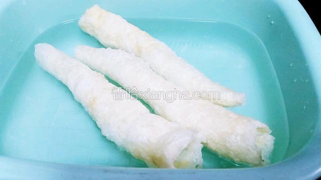 鱼肚用清水泡至完全软身
