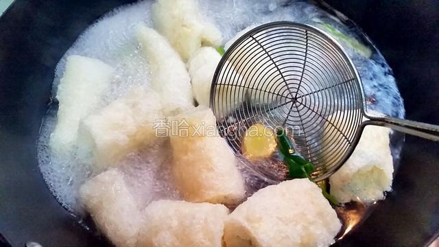 鱼肚切段放入方子份量外的姜葱沸水里灼1分钟
