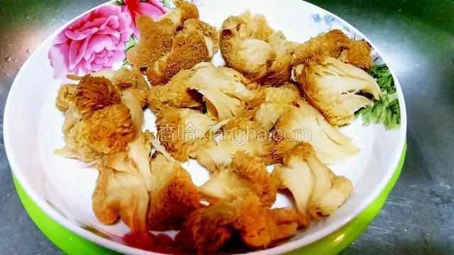 头菇用水泡透再清洗几次，撕成小朵