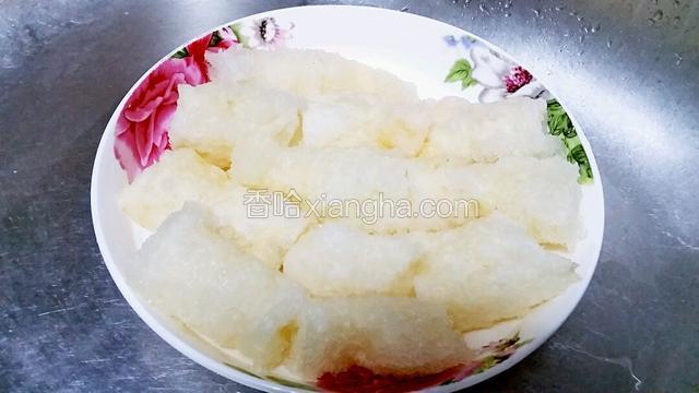 捞起拧干水份备用