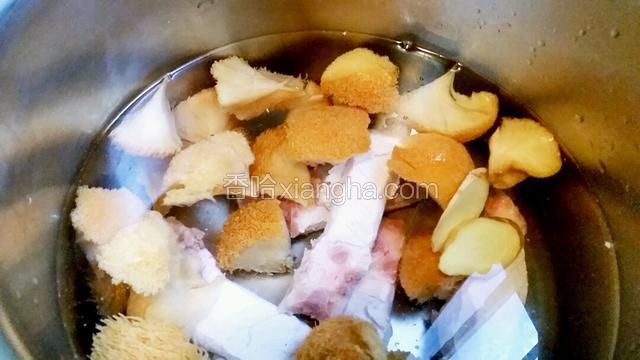 锅里下适量水，下猪骨、猴头菇、姜片水沸调小火煲1小时