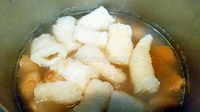下鱼肚继续煲1小时