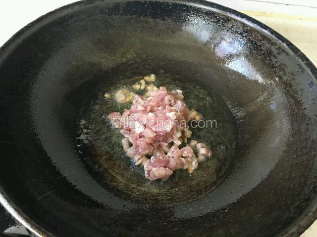 再加入瘦肉，爆香。