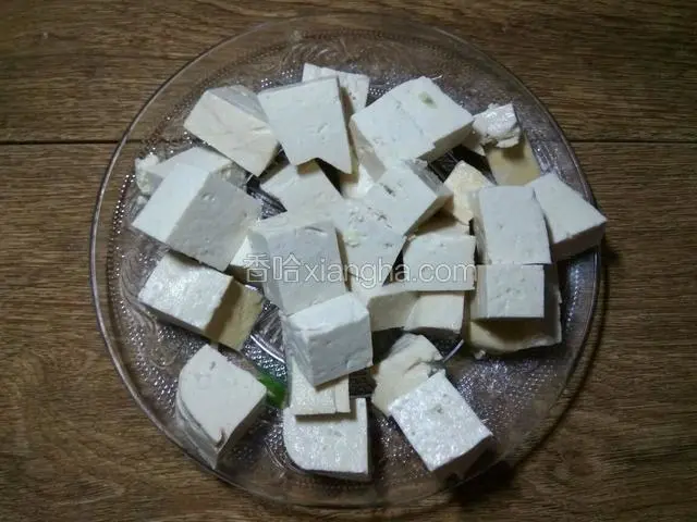 先将老豆腐切成块。
