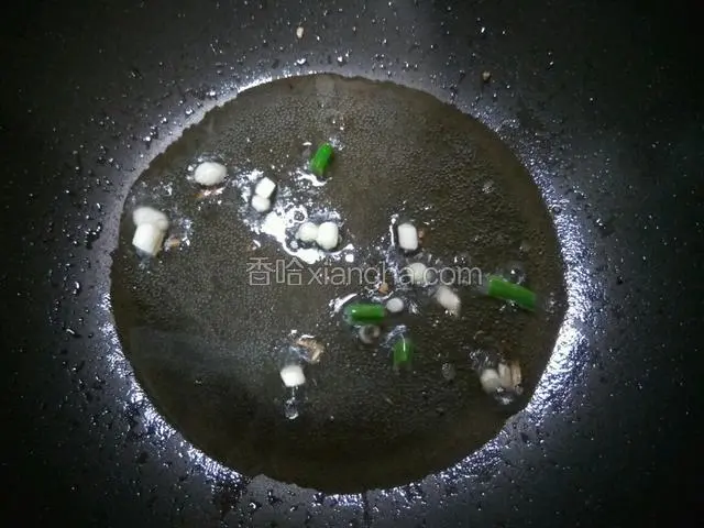 原锅，再放入适量油烧热，葱花爆香。