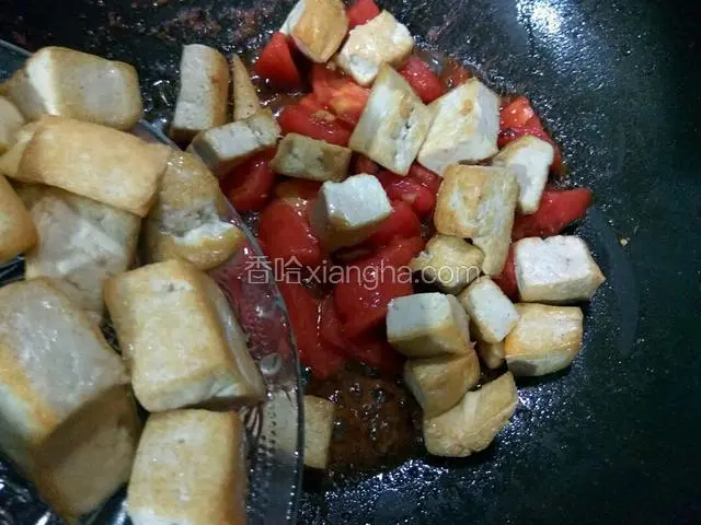 接着放入煎好的豆腐一起翻炒。