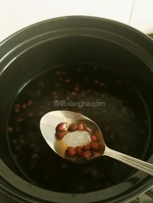 待红豆稍有一点煮开花，加入冰糖继续煮