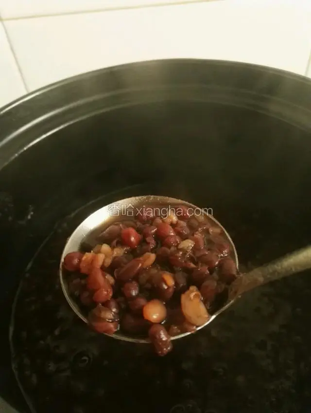 红豆煮熟烂以后，关火焖一会