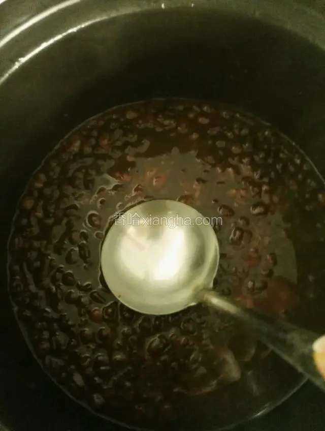 然后用勺子挤压红豆成豆沙