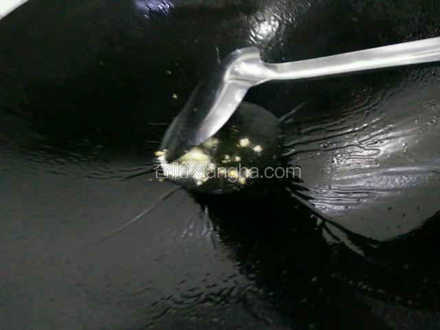 锅里的油爆香蒜，