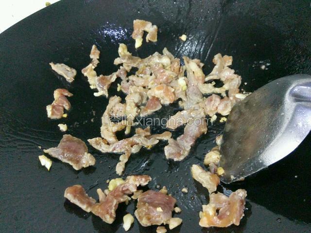再把猪肉下去爆炒，