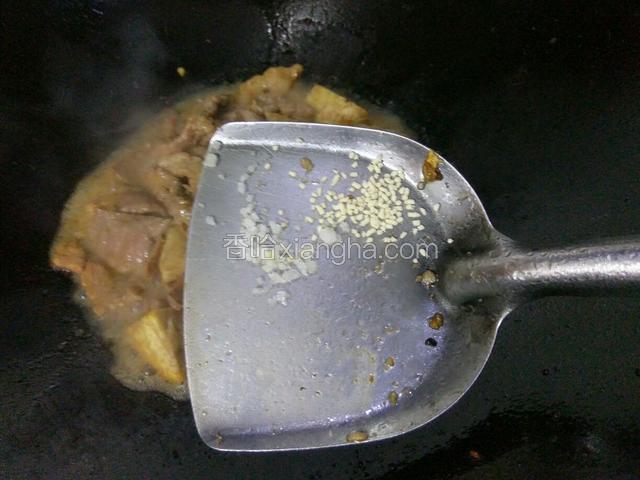 下少许的鸡精和盐，再放葱段关火（如果腌制时够盐的话就不用下盐了）