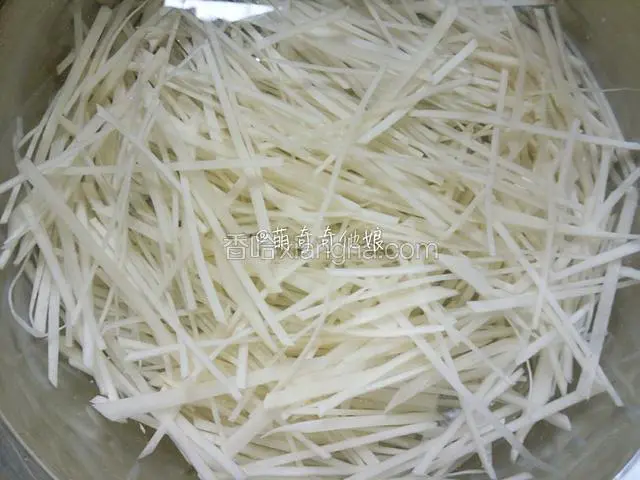 土豆去皮切薄片，再切丝，在冷水里多洗几遍洗去淀粉。
