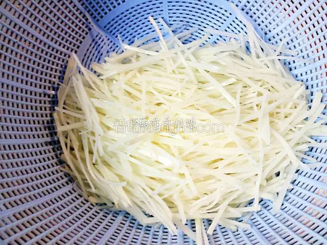 捞出控水备用。
