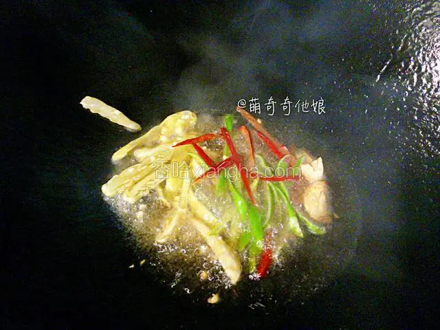 热锅倒油，下大蒜，泡椒，青红辣椒小火翻炒片刻。