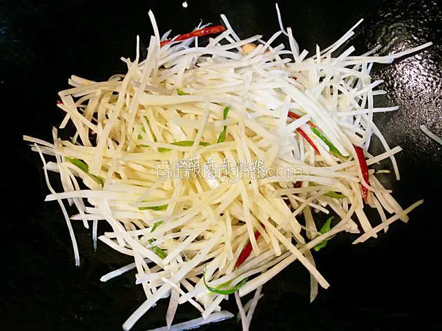 倒入土豆丝，转大火翻炒均匀。