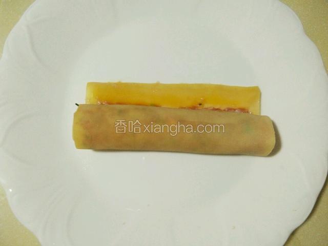 将豆腐皮从一端卷起来，看图，封口处蛋液封口