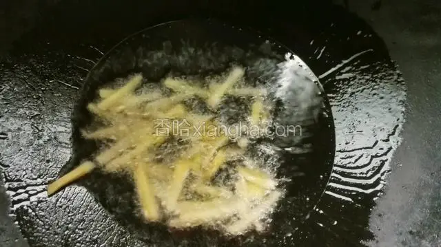 锅子要烧热，油略为宽些，先放入生姜爆出香味。