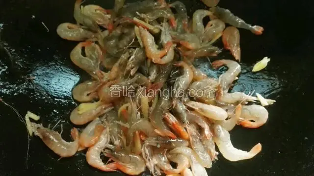 倒入河虾，翻炒。大火