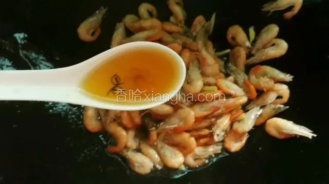 虾变红色，加入一勺料酒。中小火