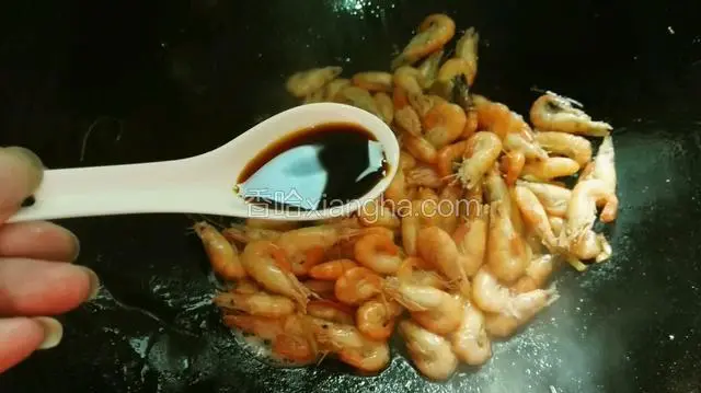 加入3勺味极鲜酱油。中小火