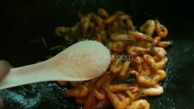 加入一勺白糖。中小火。