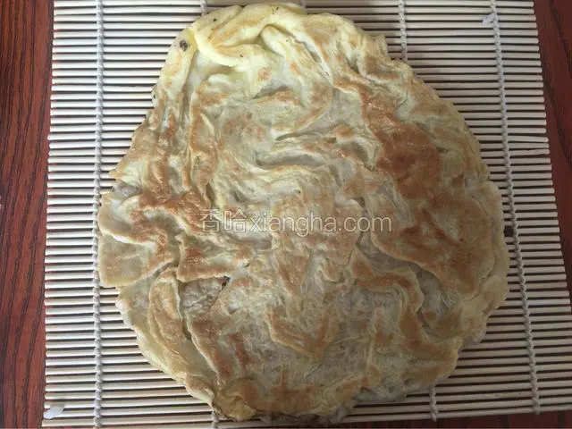 鸡蛋摊成鸡蛋饼放在寿司帘上，将铺好米饭的海苔放在蛋饼上