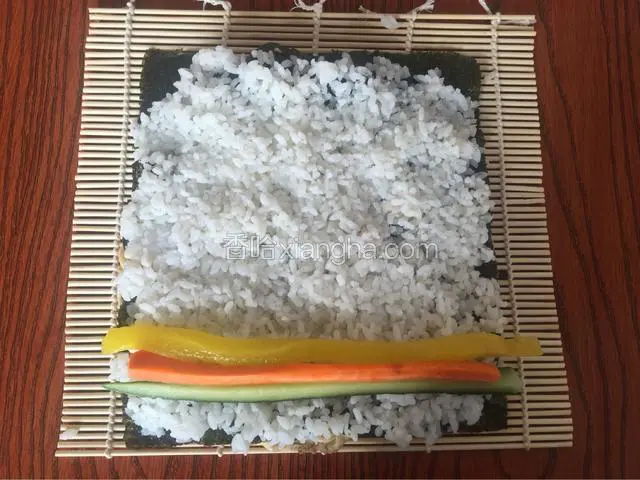 放入大根条，胡萝卜，黄瓜条