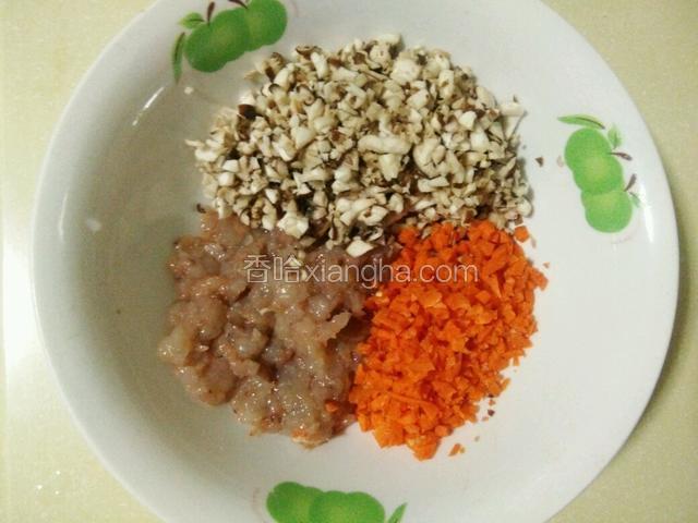 虾仁，香菇，胡萝卜切碎放大碗里