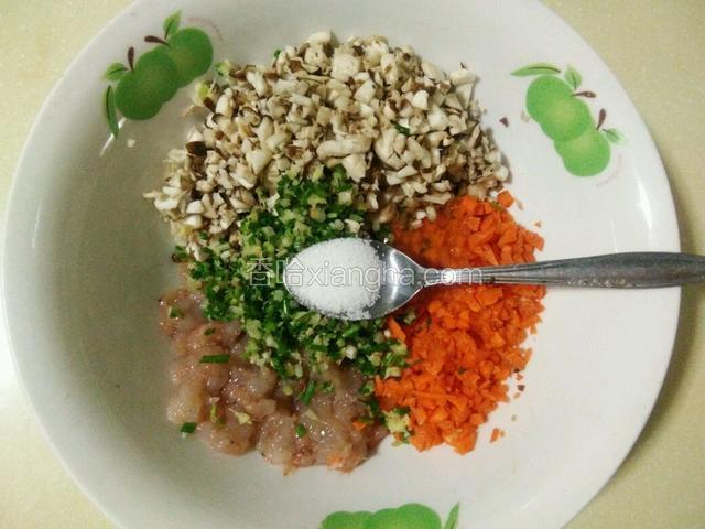 将葱姜放入，加入油，淀粉，盐，糖，料酒，胡椒粉，五香粉，酱油