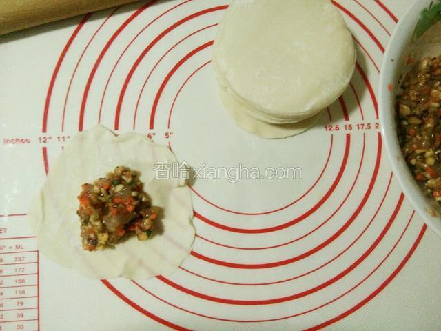 买的饺子皮，用擀面杖将皮边缘擀薄，加入适量馅，像包包子一样包好，不收口